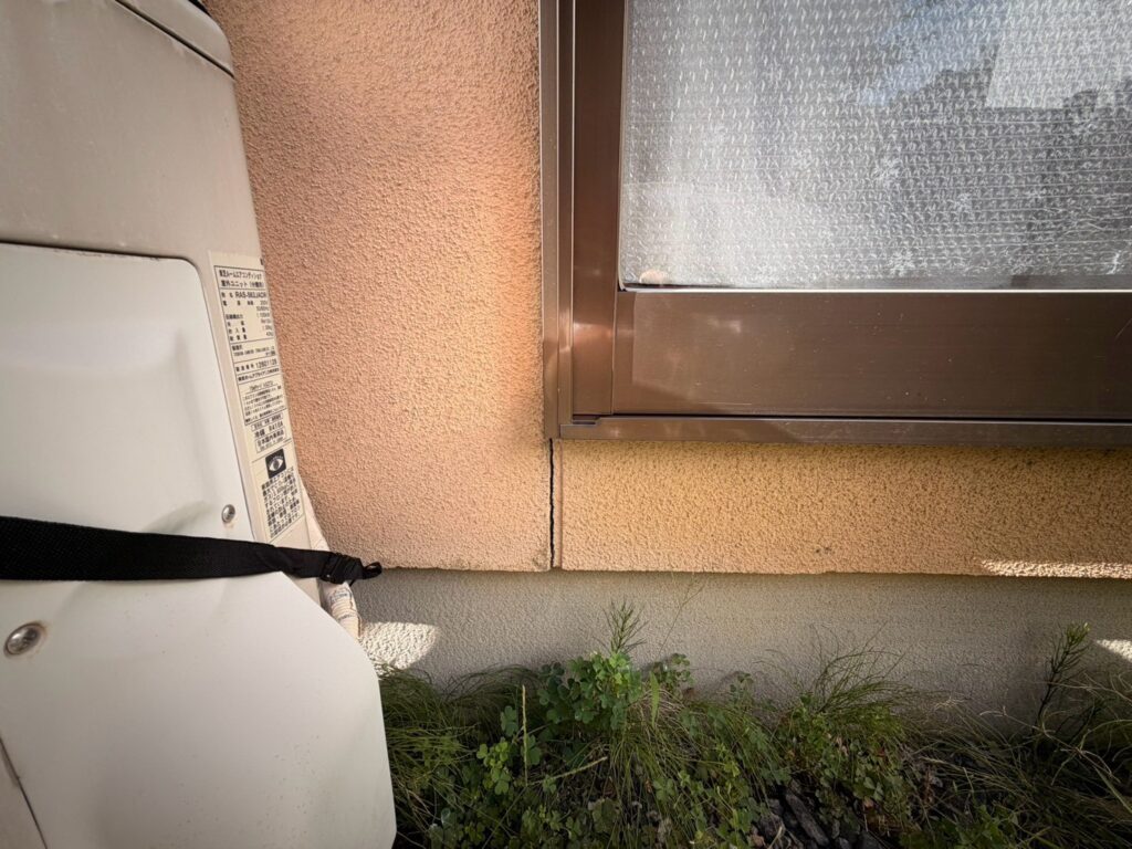 【外壁のクラック】<br />
施工前には、外壁の一部にクラックも確認されました。<br />
<br />
クラックは外壁材の動きや経年変化など、複数の要因で発生します。幅や深さによって必要な対応が異なり、すべてのひび割れが直ちに雨漏りにつながるわけではありません。<br />
<br />
ただし、雨水が入り込む可能性もあるため、表面だけでなく状態を確認することが重要です。<br />
<br />
塗装で対応できる軽微なものと、別途補修が必要なものを区別する必要があります。